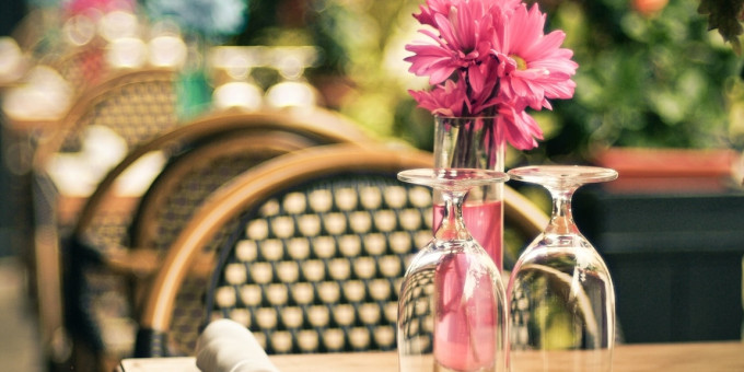 Девушка пригласила старика в кафе: в конце вечера она рыдала