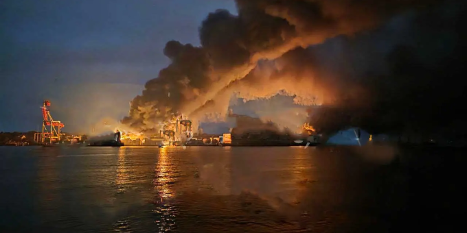 Что было на судне, вспыхнувшем в порту Украины