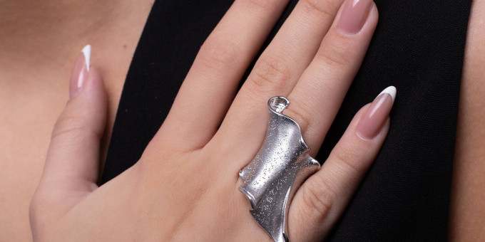 Серебро чернеет на вас неспроста