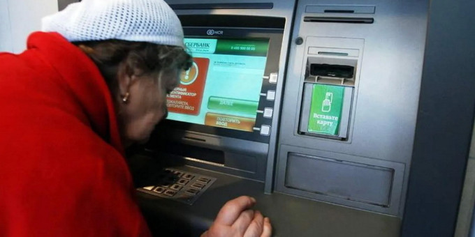 Грабители подошли к бабушке, снимающей пенсию: реакция была молниеносна