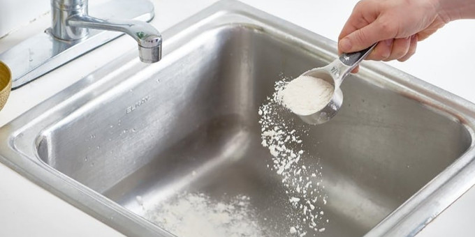 Зачем сыпать муку в раковину: лайфхак от находчивых хозяек