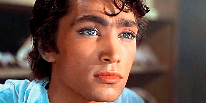 По нему сходили с ума, а он жил в сарае: тайны красавца Коренева