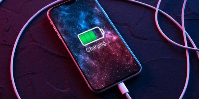 Загубите смартфон: почему нельзя оставлять в зарядке на ночь
