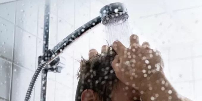 Когда принимать душ полезнее: медики уже не скрывают