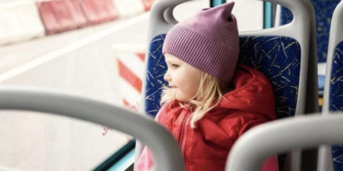 Дочка уступила место бабушке в автобусе: от смеха плакал весь салон