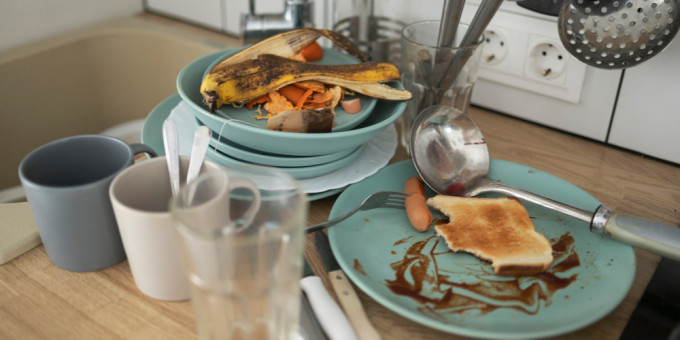 Почему нельзя оставлять грязную посуду на ночь: стоит запомнить