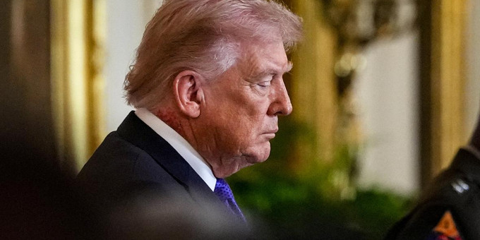 Странное пятно заметили на теле Трампа